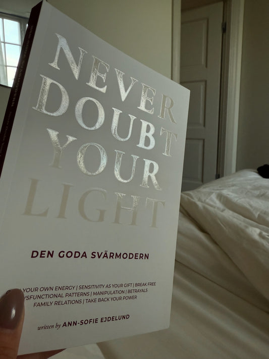 Den Goda Svärmodern - Never Doubt Your Light  - signerat exemplar